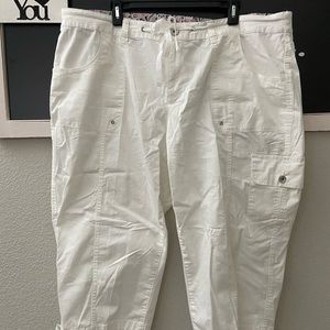 Women’s NWOT 22W Cargo Capris